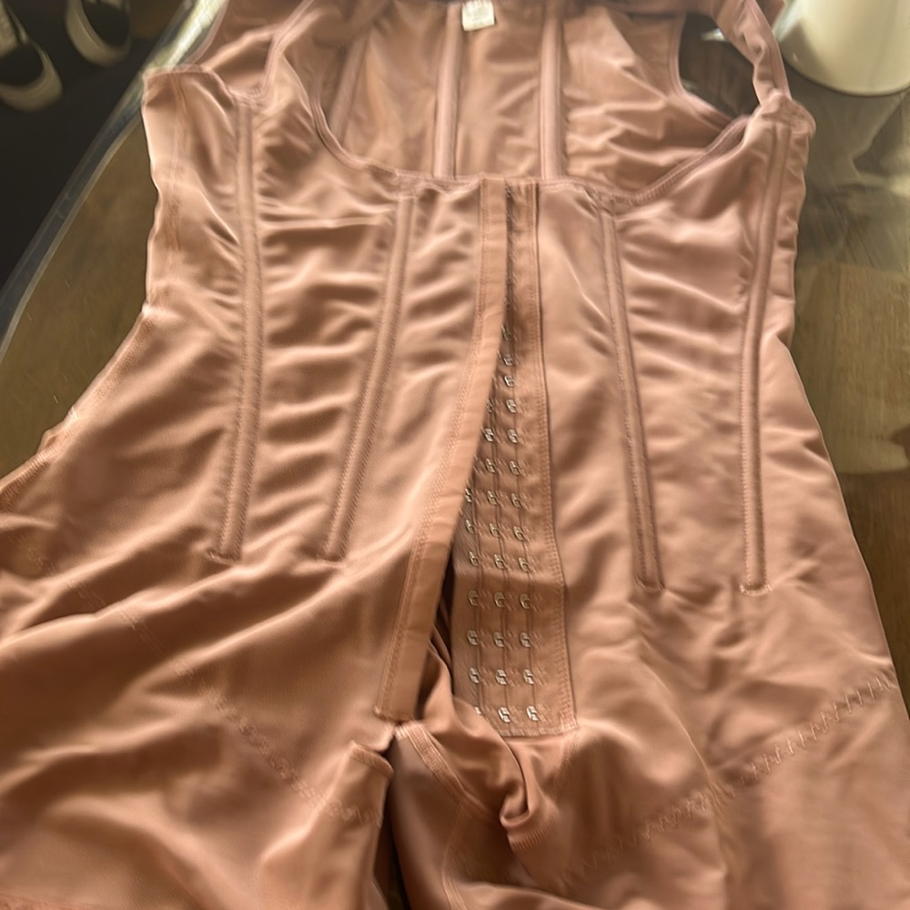 Faja post operatoria nueva  2xl de mujer nunca se uso  quedó grande reductora